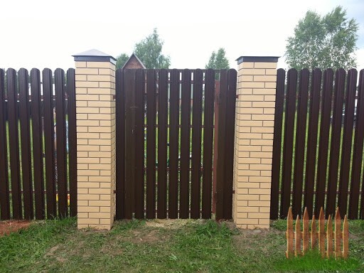 Кирпичный забор - фото работы 10
