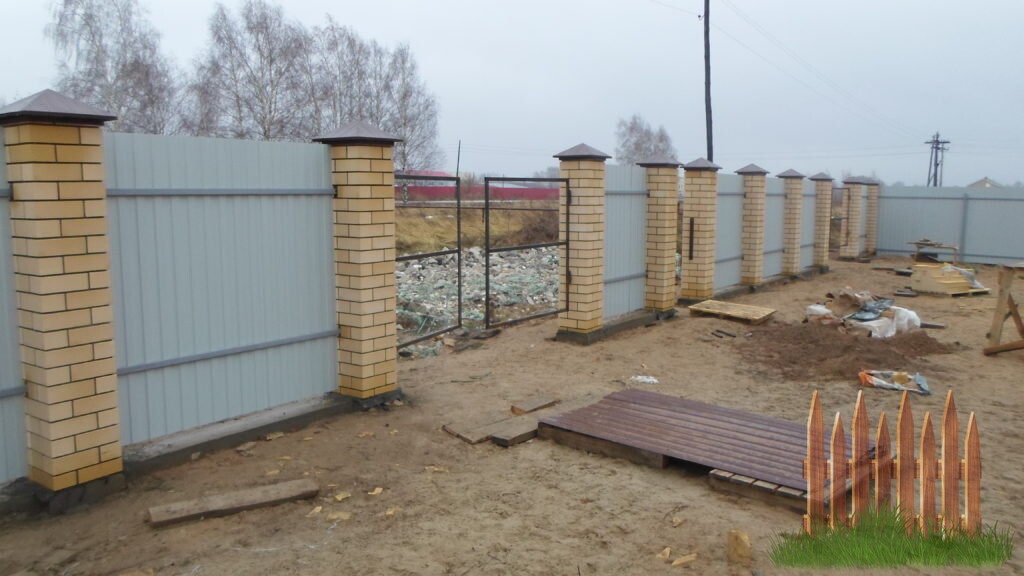 Забор из профнастила с кирпичными столбами, Богородский р-он - фото 2