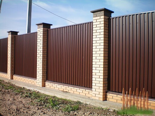 Забор с кирпичными столбами - фото работы 11