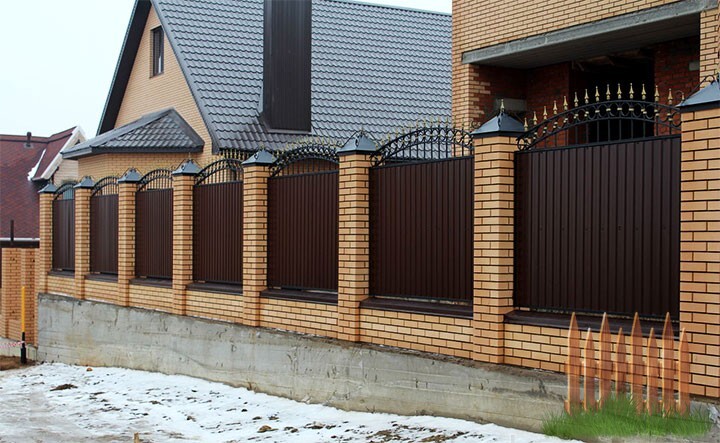 Забор с кирпичными столбами - фото работы 12